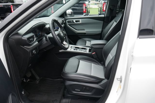 Used 2023 Ford Explorer XLT w/ Equipment Group 202A AWD/4WD image 2