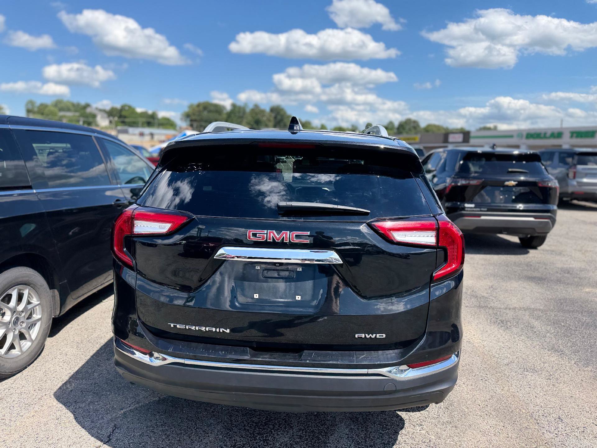 Used 2024 GMC Terrain SLT AWD/4WD image 4