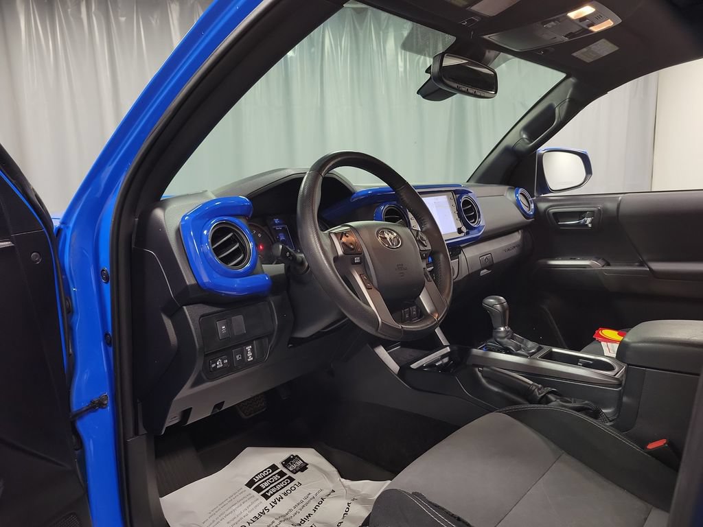 Used 2020 Toyota Tacoma TRD Sport AWD/4WD image 12
