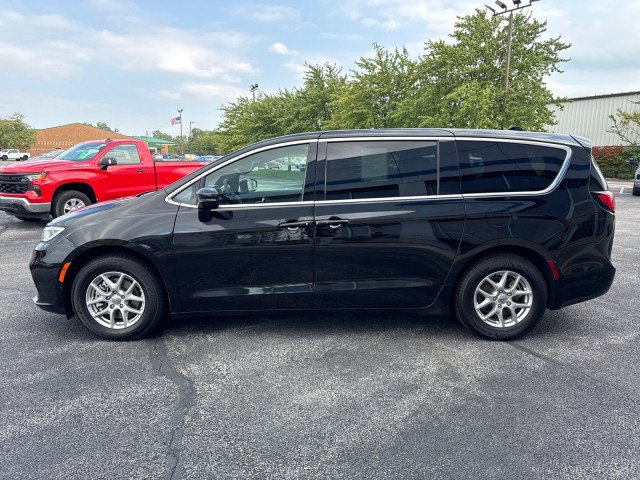 Used 2025 Chrysler Pacifica Select FWD image 6