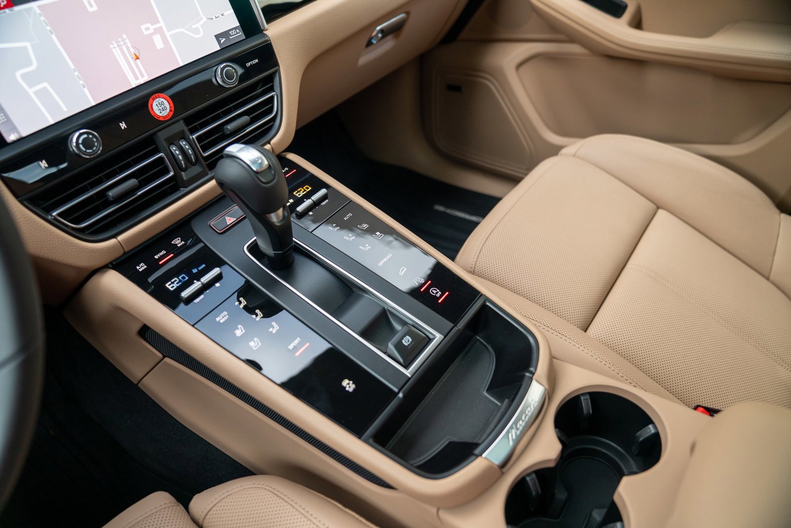 Used 2025 Porsche Macan image 21