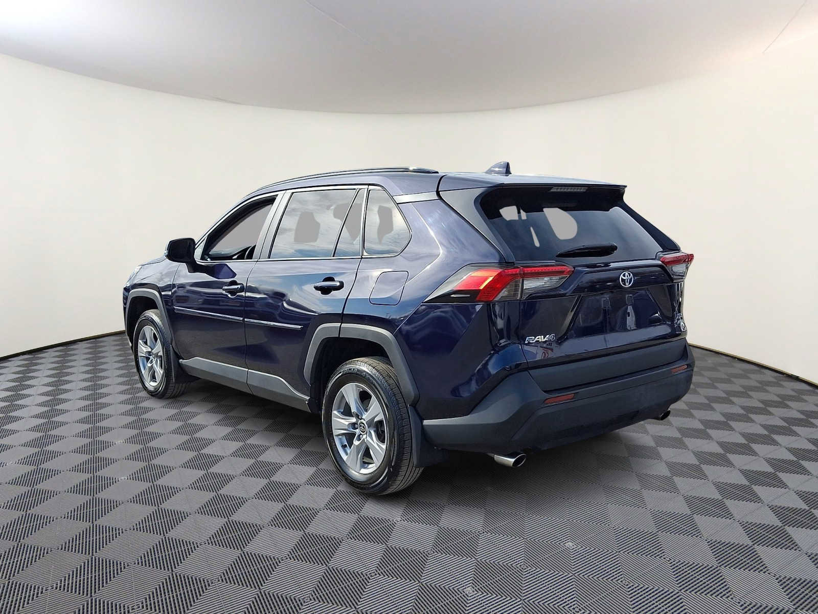 Used 2021 Toyota RAV4 XLE w/ Convenience Package image 9