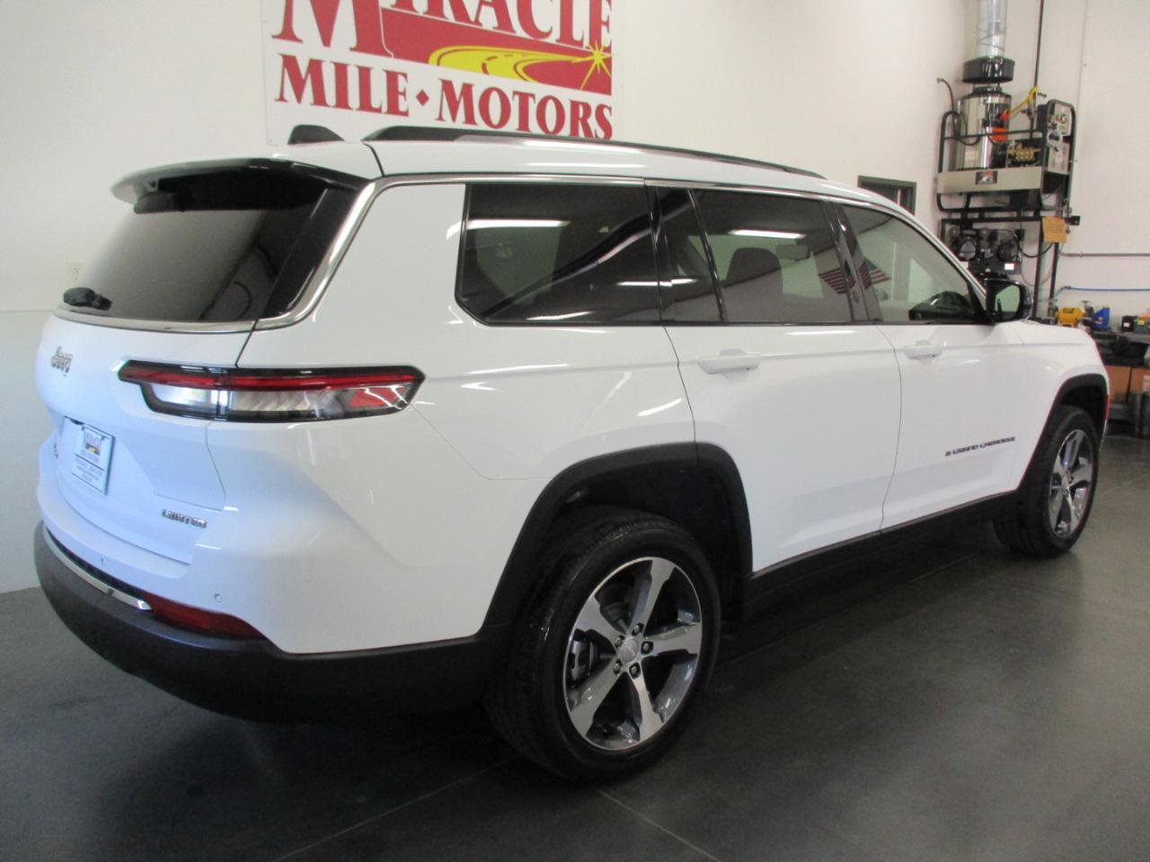 Used 2023 Jeep Grand Cherokee L Limited w/ Luxury Tech Group II AWD/4WD image 7