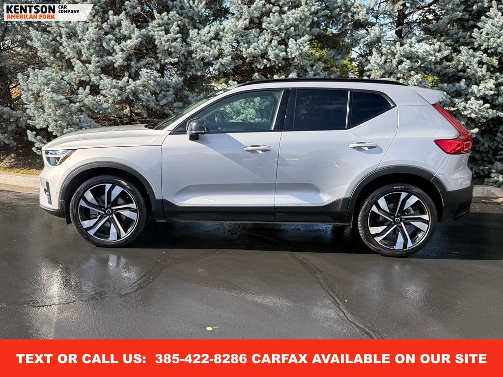 Used 2025 Volvo XC40 B5 Plus image 3