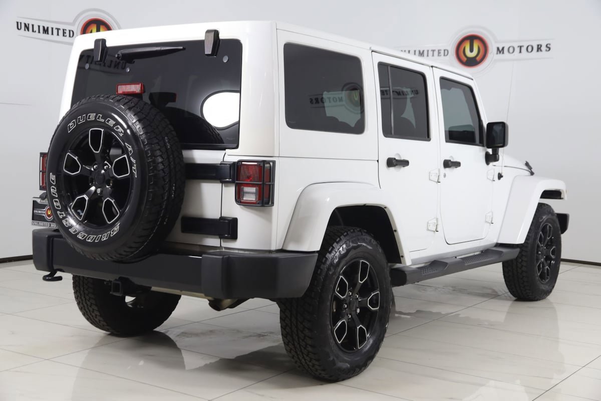 Used 2017 Jeep Wrangler Unlimited Sahara AWD/4WD image 3