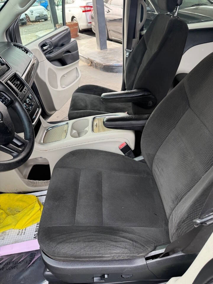 Used 2016 Dodge Grand Caravan SXT image 15