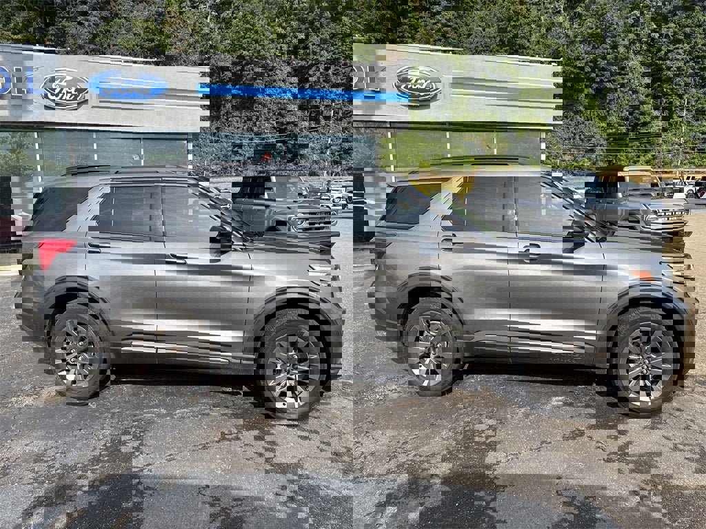 Used 2022 Ford Explorer XLT w/ Equipment Group 202A image 3