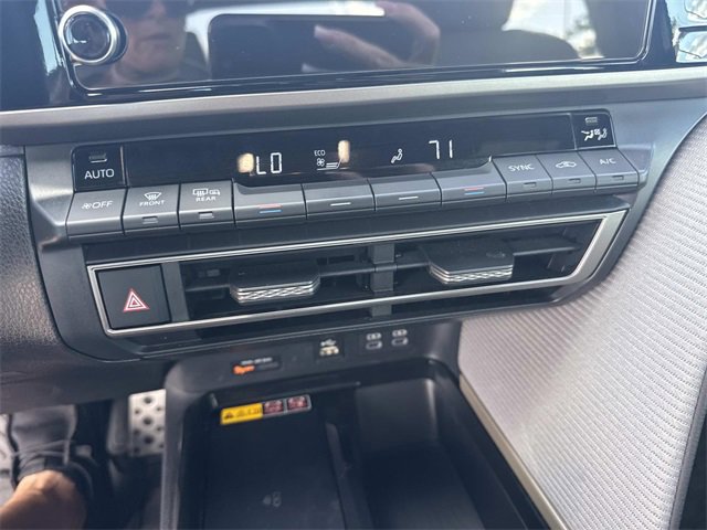 Used 2025 Toyota Camry SE image 22