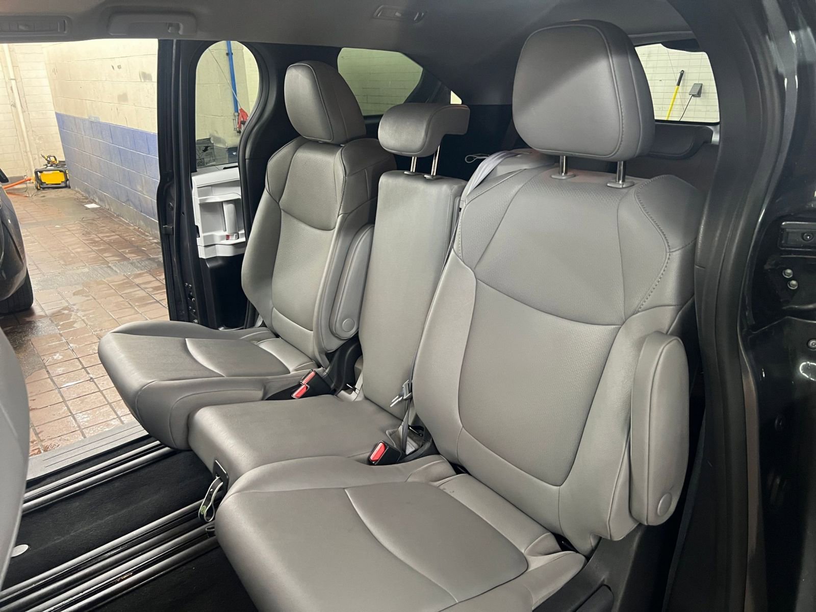 Used 2025 Toyota Sienna XLE image 23