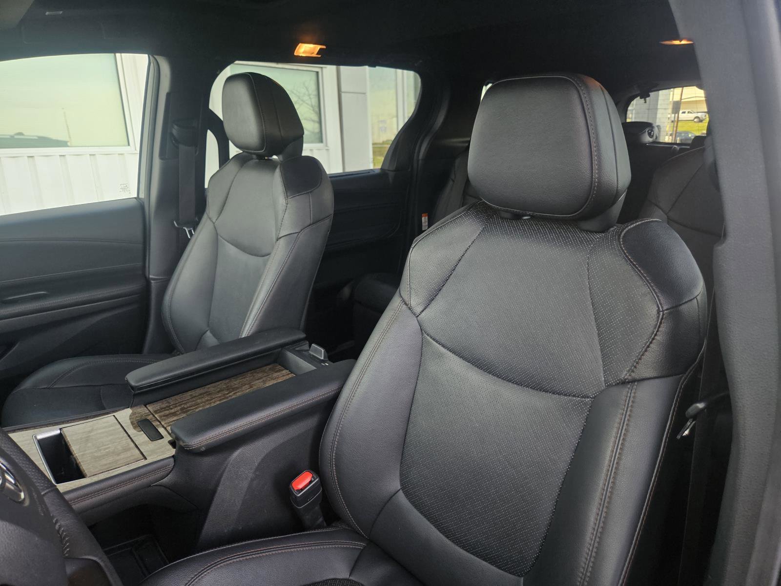 Used 2025 Toyota Sienna Limited image 15