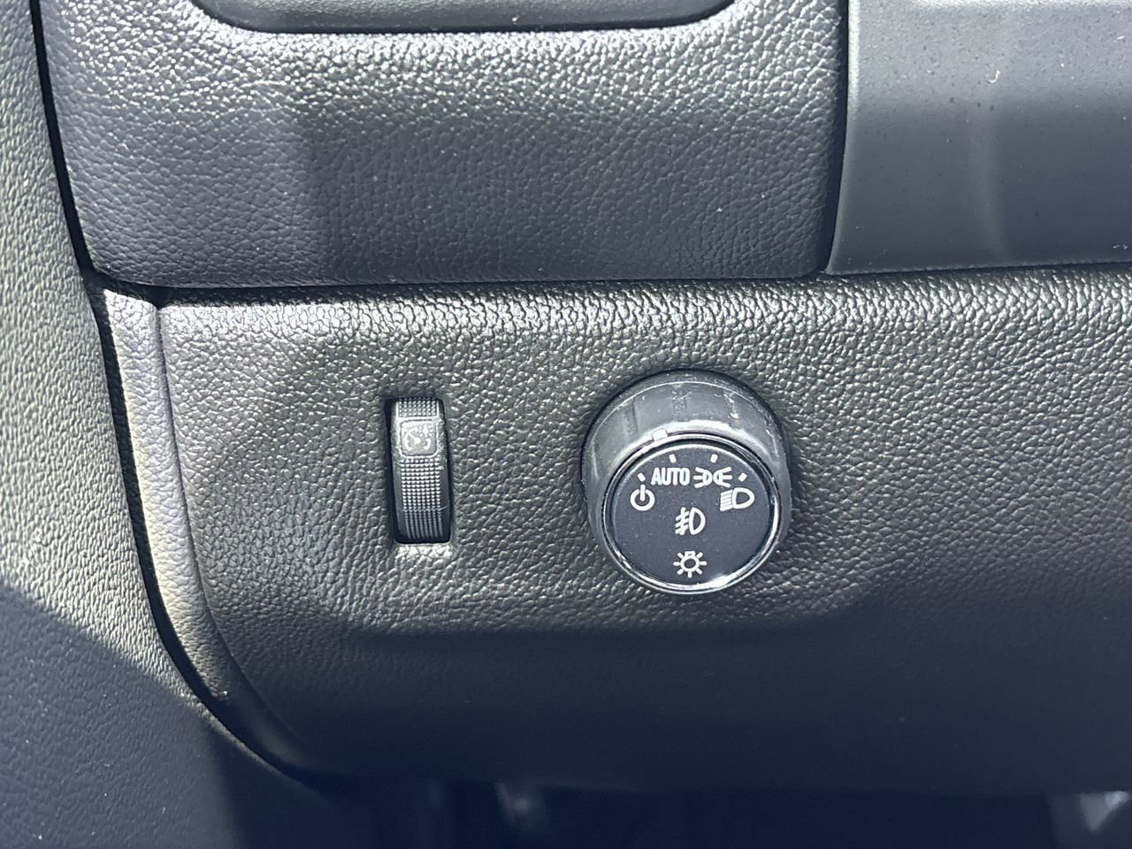 Used 2022 Chevrolet Colorado LT w/ LT Convenience Package image 23