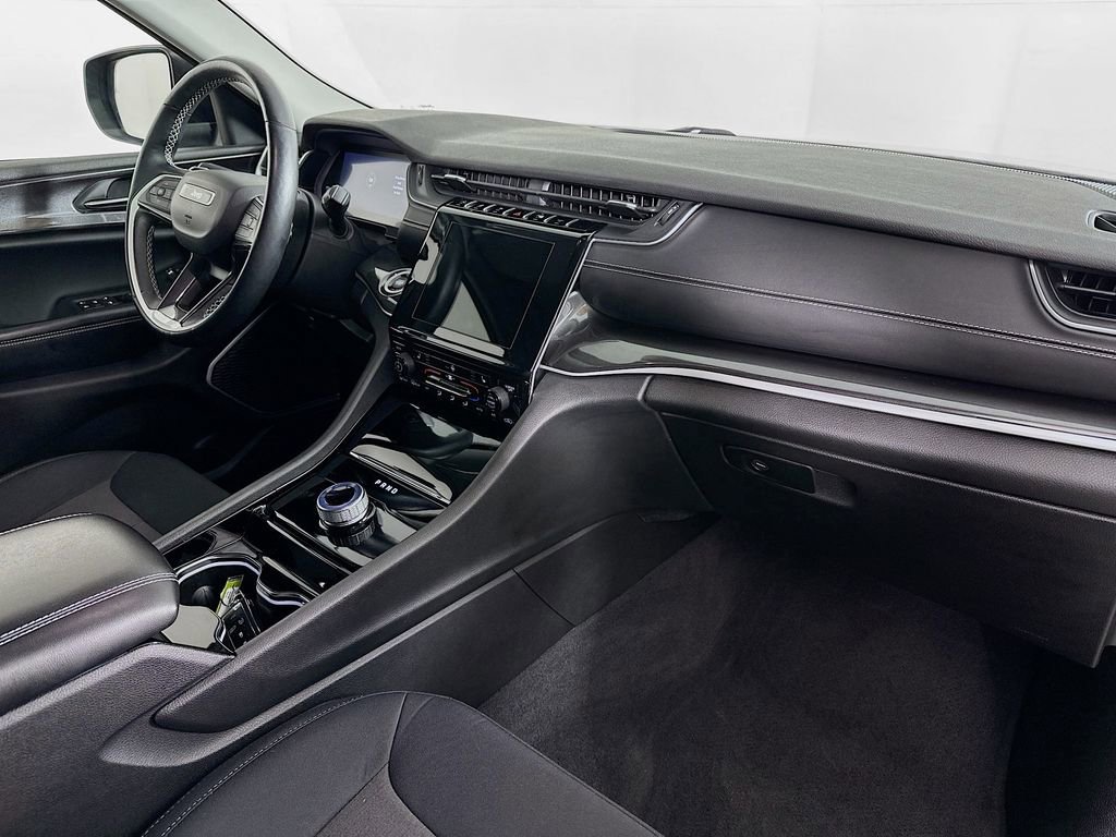 Certified 2022 Jeep Grand Cherokee Laredo w/ Luxury Tech Group I image 39