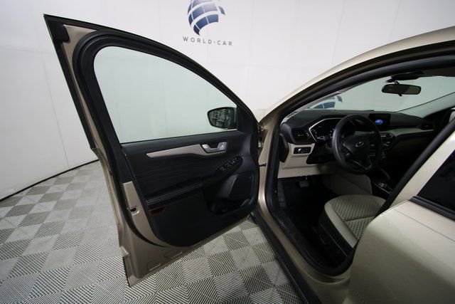 Used 2021 Ford Escape SE image 12