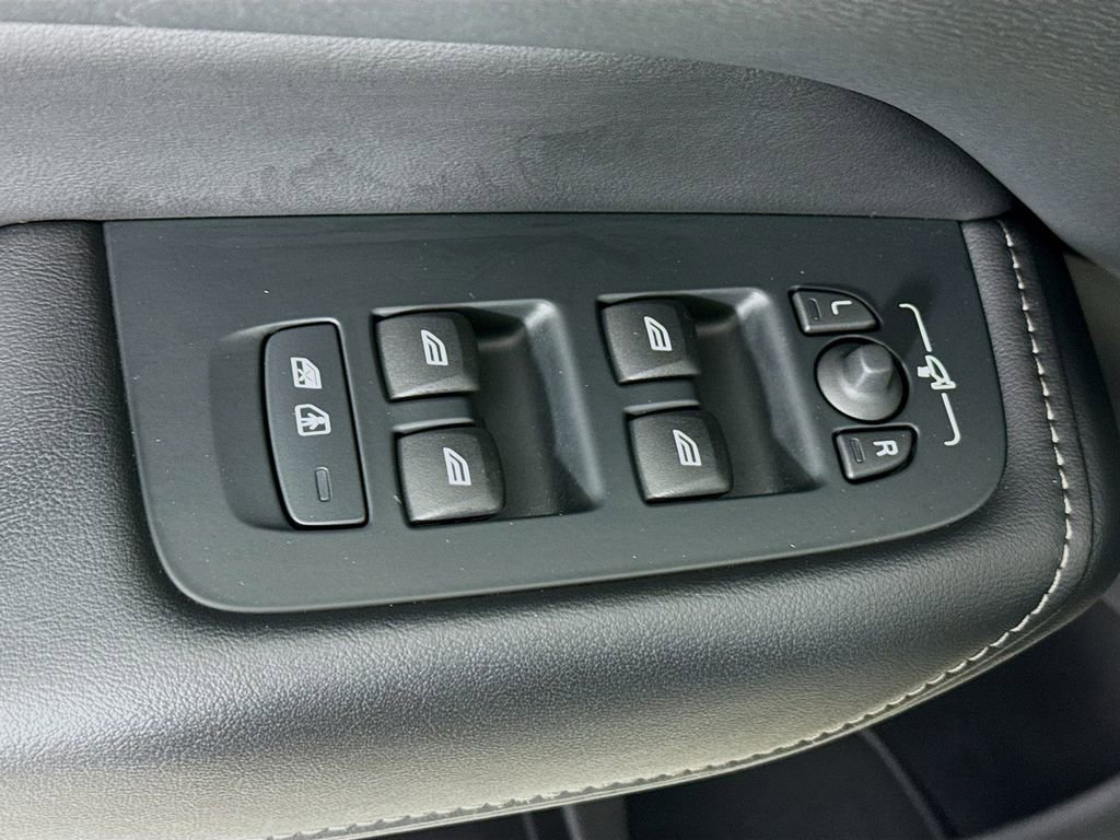 Used 2023 Volvo XC60 B5 Ultimate w/ Climate Package image 19