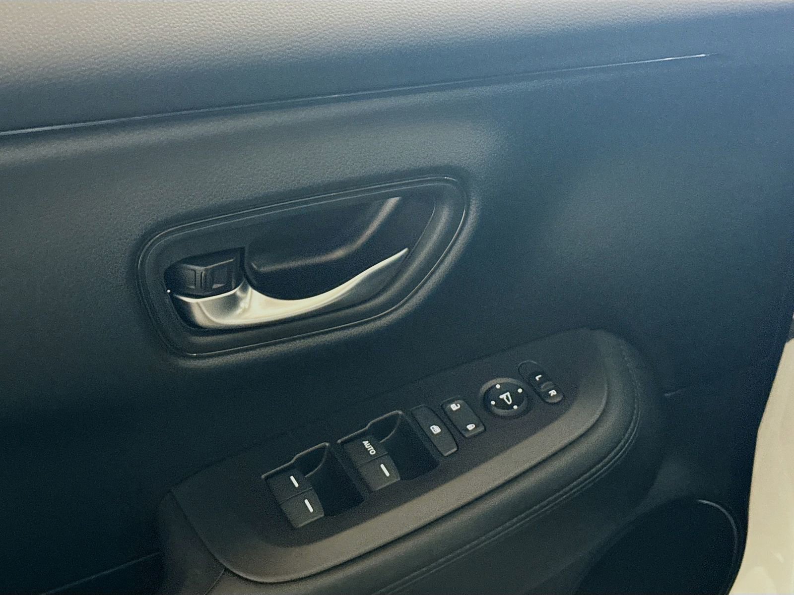 Used 2025 Honda HR-V LX image 10