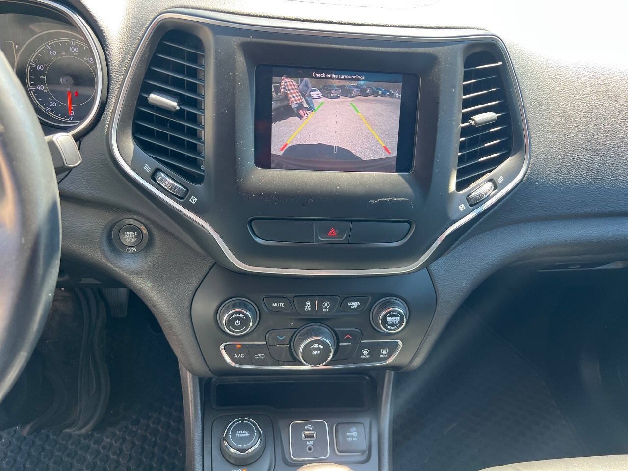 Used 2019 Jeep Cherokee Latitude Plus w/ Cold Weather Group AWD/4WD image 9