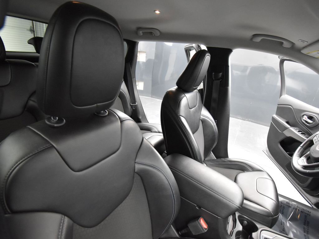 Used 2019 Jeep Cherokee Latitude Plus image 16