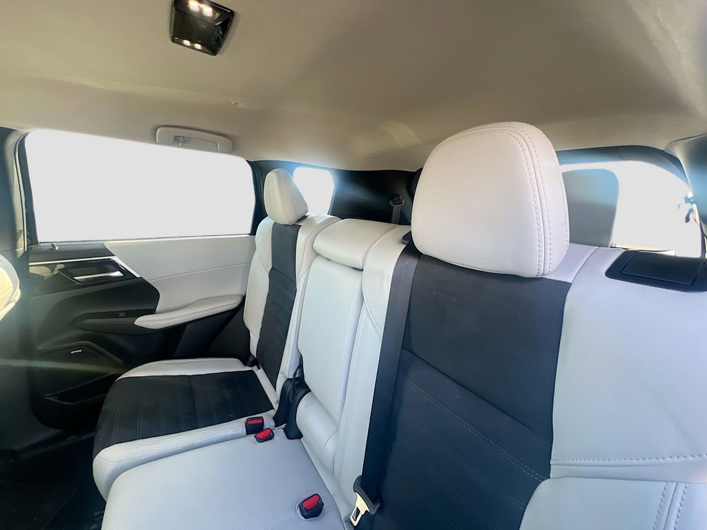 Used 2025 Mitsubishi Outlander SE image 27