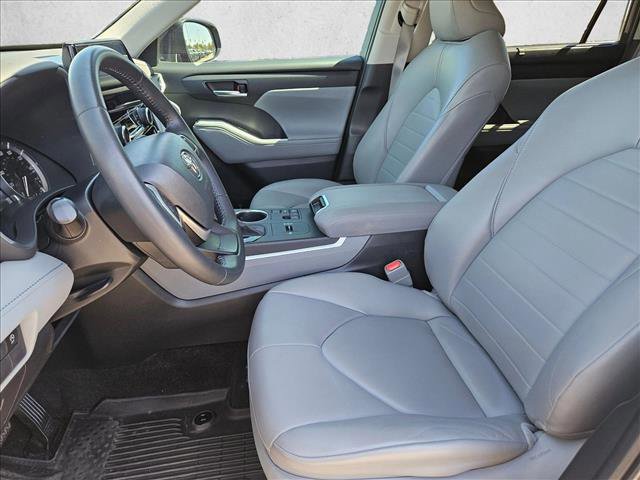 Used 2023 Toyota Highlander XLE image 9