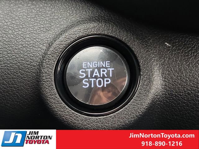 Used 2025 Hyundai Venue SEL image 21