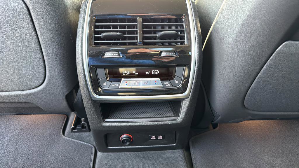 Used 2025 BMW X7 xDrive40i w/ Climate Comfort Package image 24