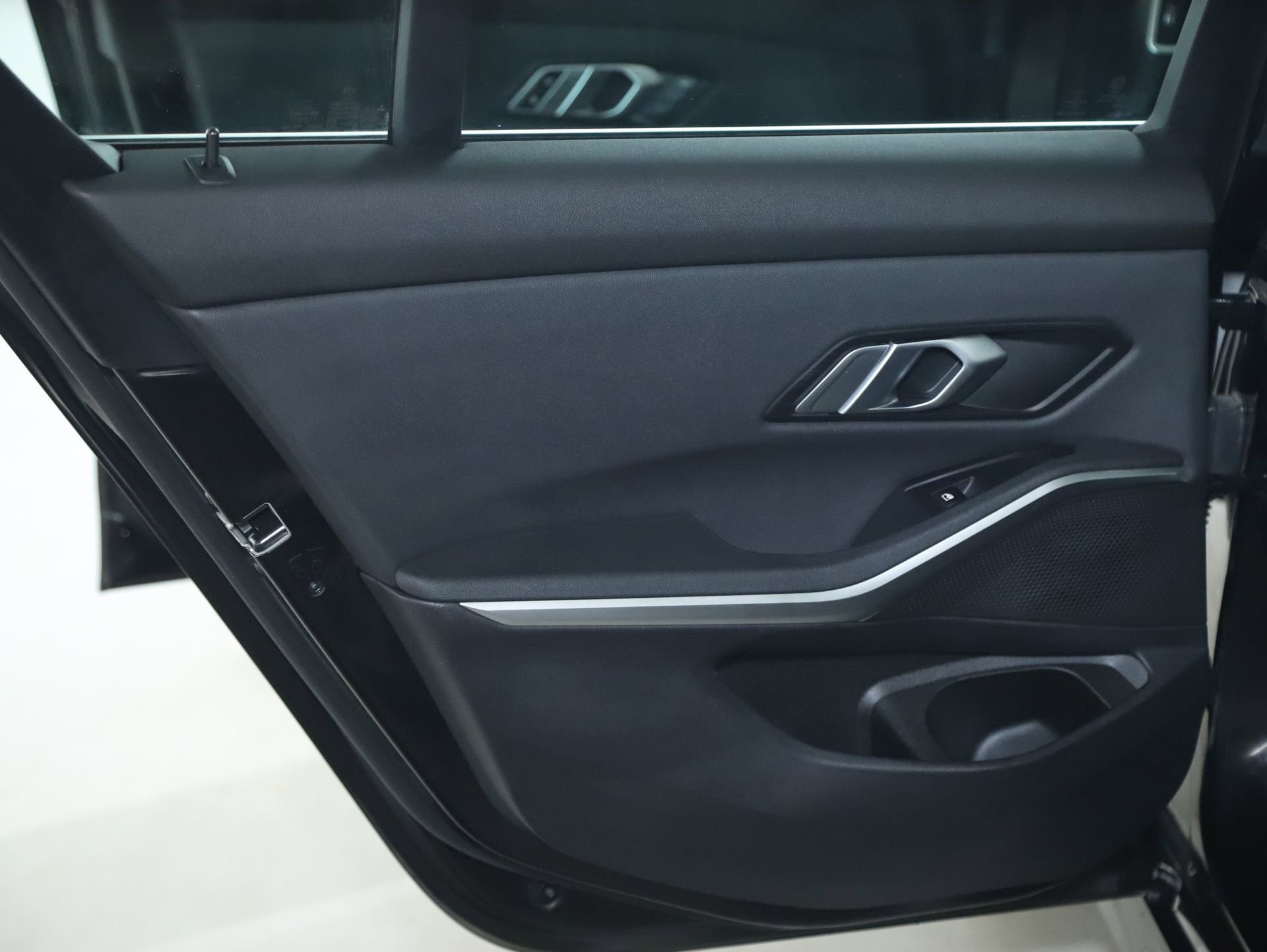 Used 2021 BMW 330e xDrive w/ Premium Package image 16