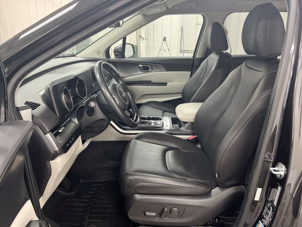 Used 2023 Kia Carnival LX FWD image 19