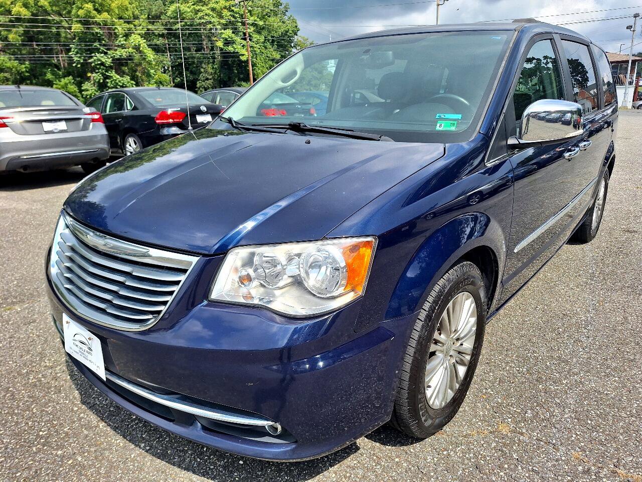 Used 2015 Chrysler Town & Country Touring-L w/ Driver Convenience Group image 4
