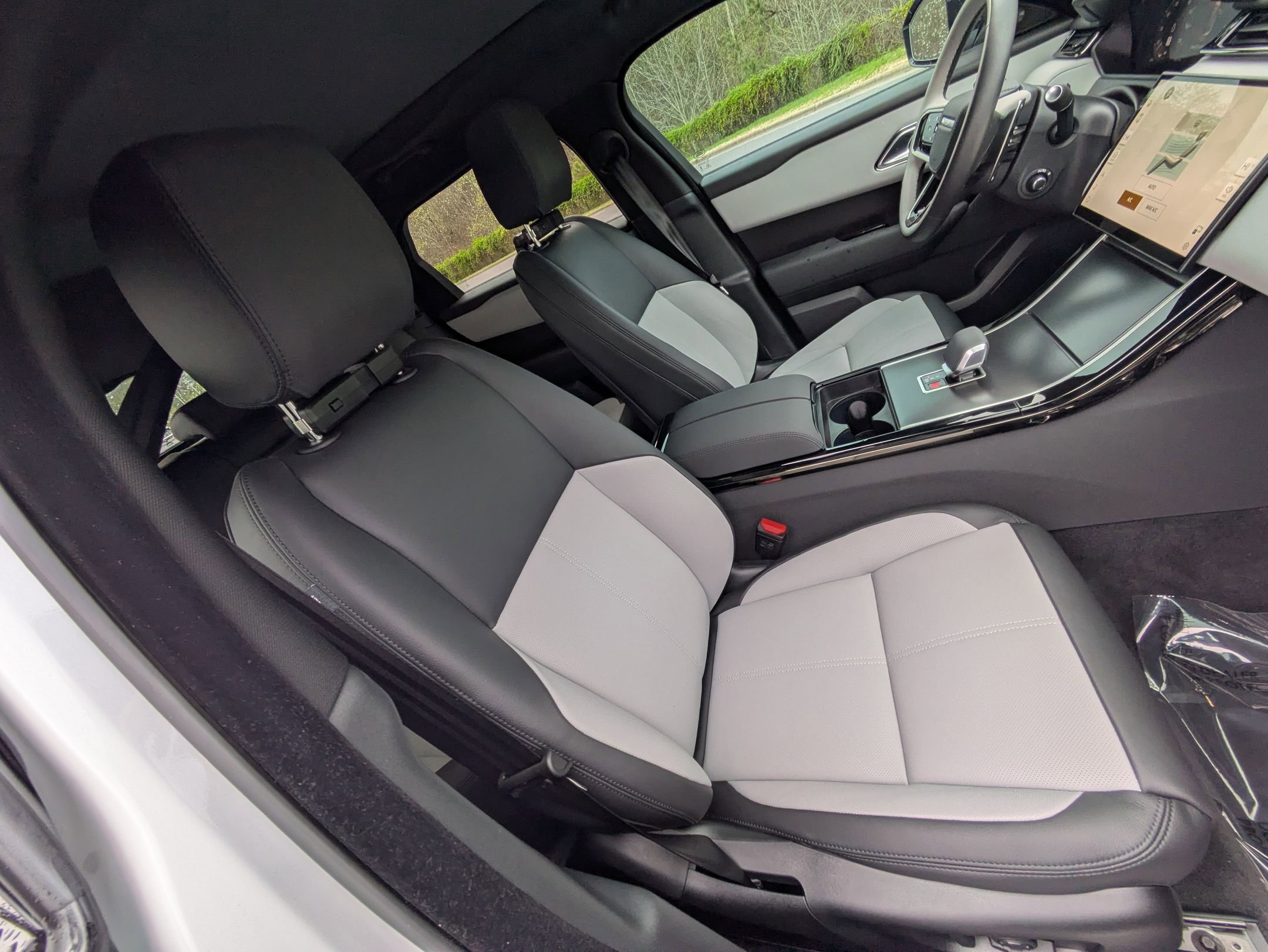 Certified 2026 Land Rover Range Rover Velar Dynamic SE image 28