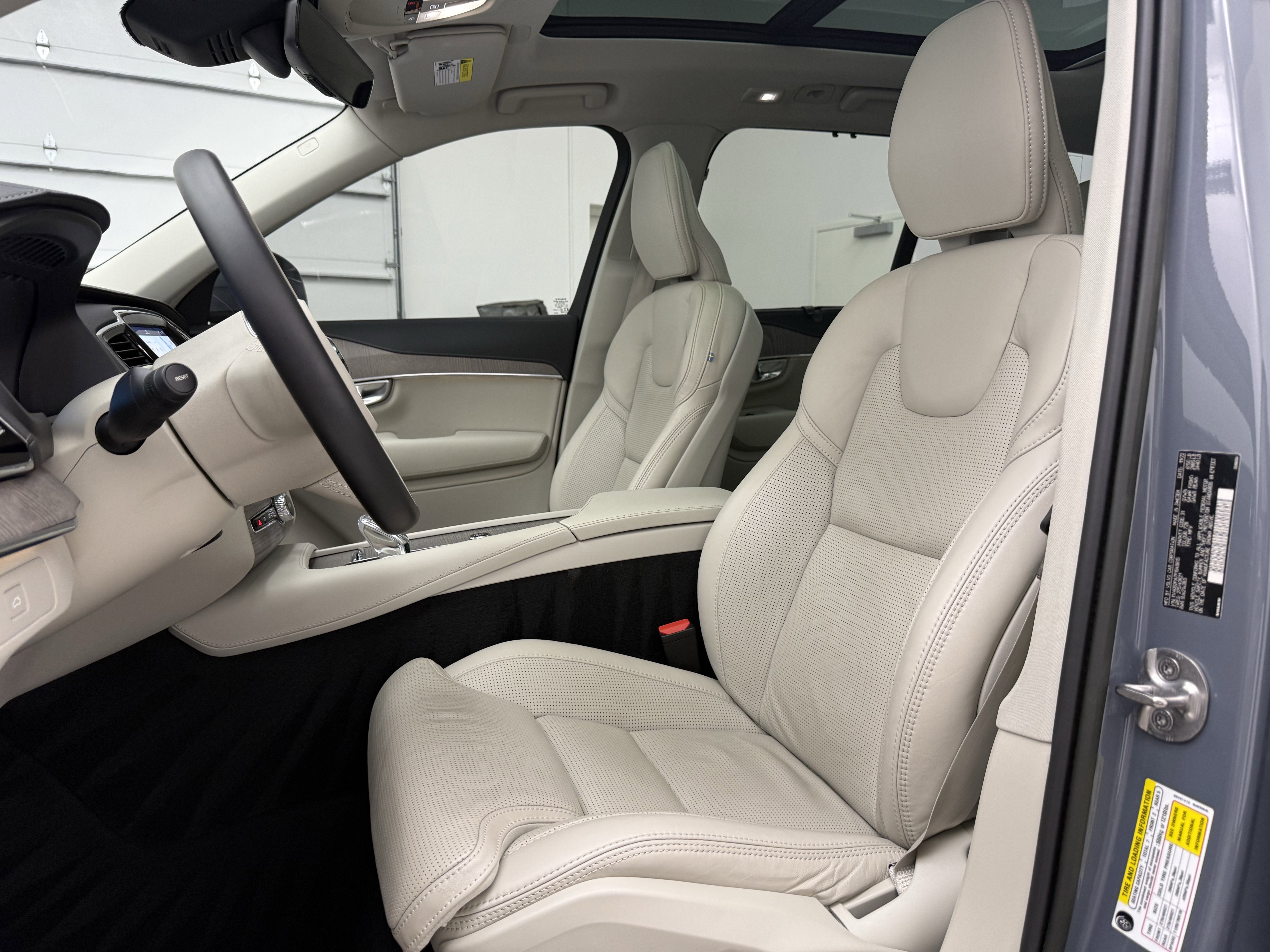Certified 2023 Volvo XC90 B6 Ultimate w/ Protection Package Premier AWD/4WD image 13