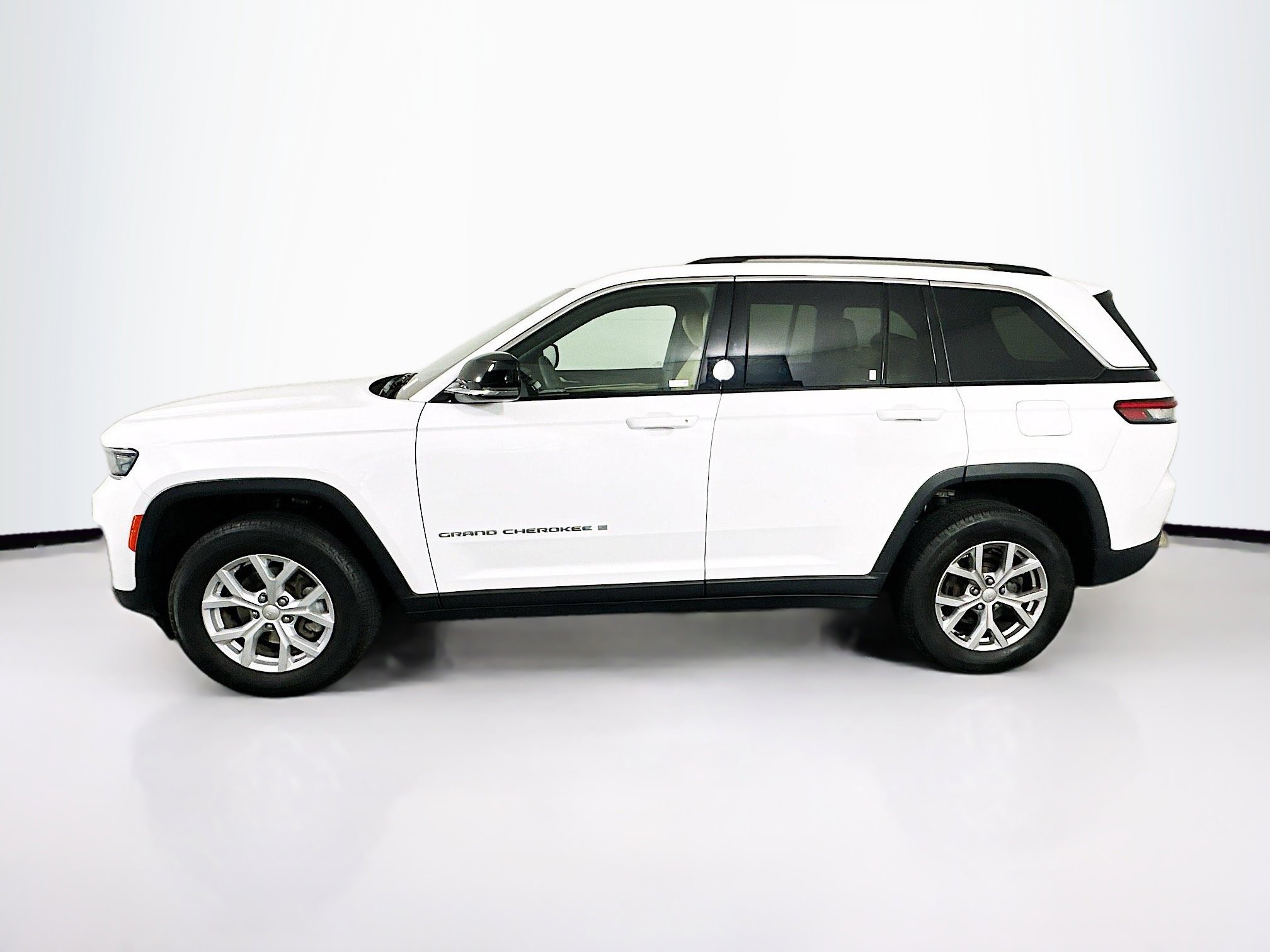 Used 2023 Jeep Grand Cherokee Limited AWD/4WD image 4