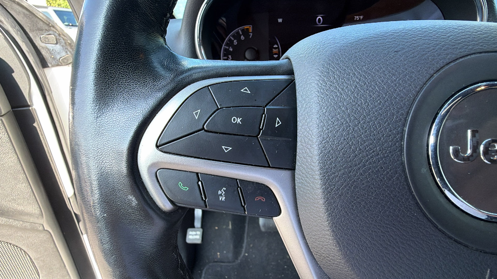 Used 2020 Jeep Grand Cherokee Laredo RWD image 27