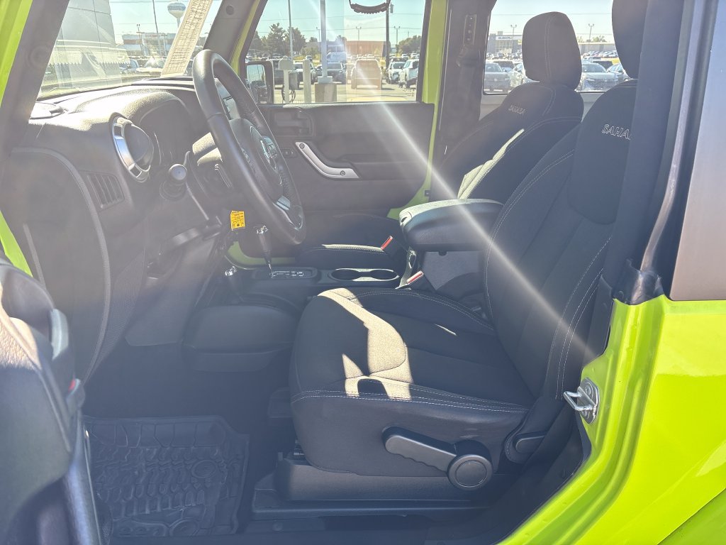 Used 2017 Jeep Wrangler Sahara w/ Connectivity Group AWD/4WD image 9