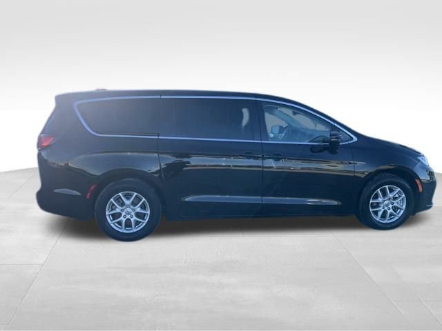 Used 2024 Chrysler Pacifica Touring-L FWD image 10