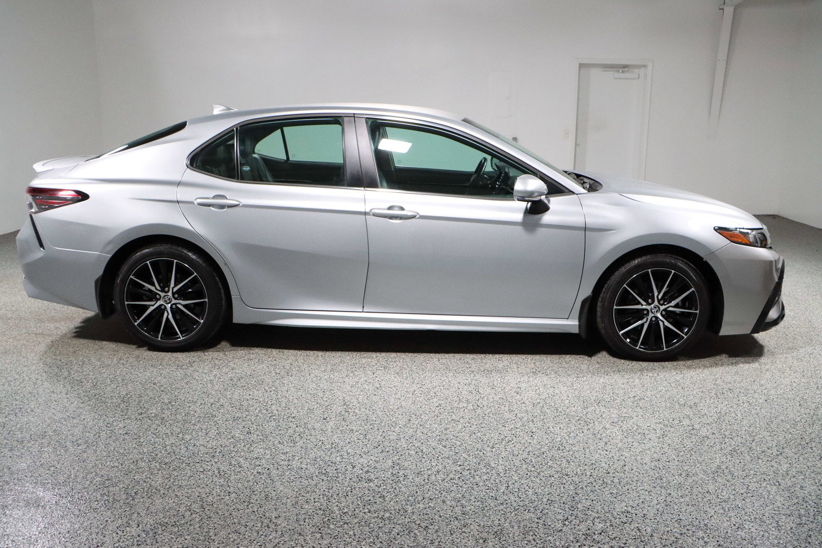 Used 2024 Toyota Camry SE w/ Cold Weather Package FWD image 6