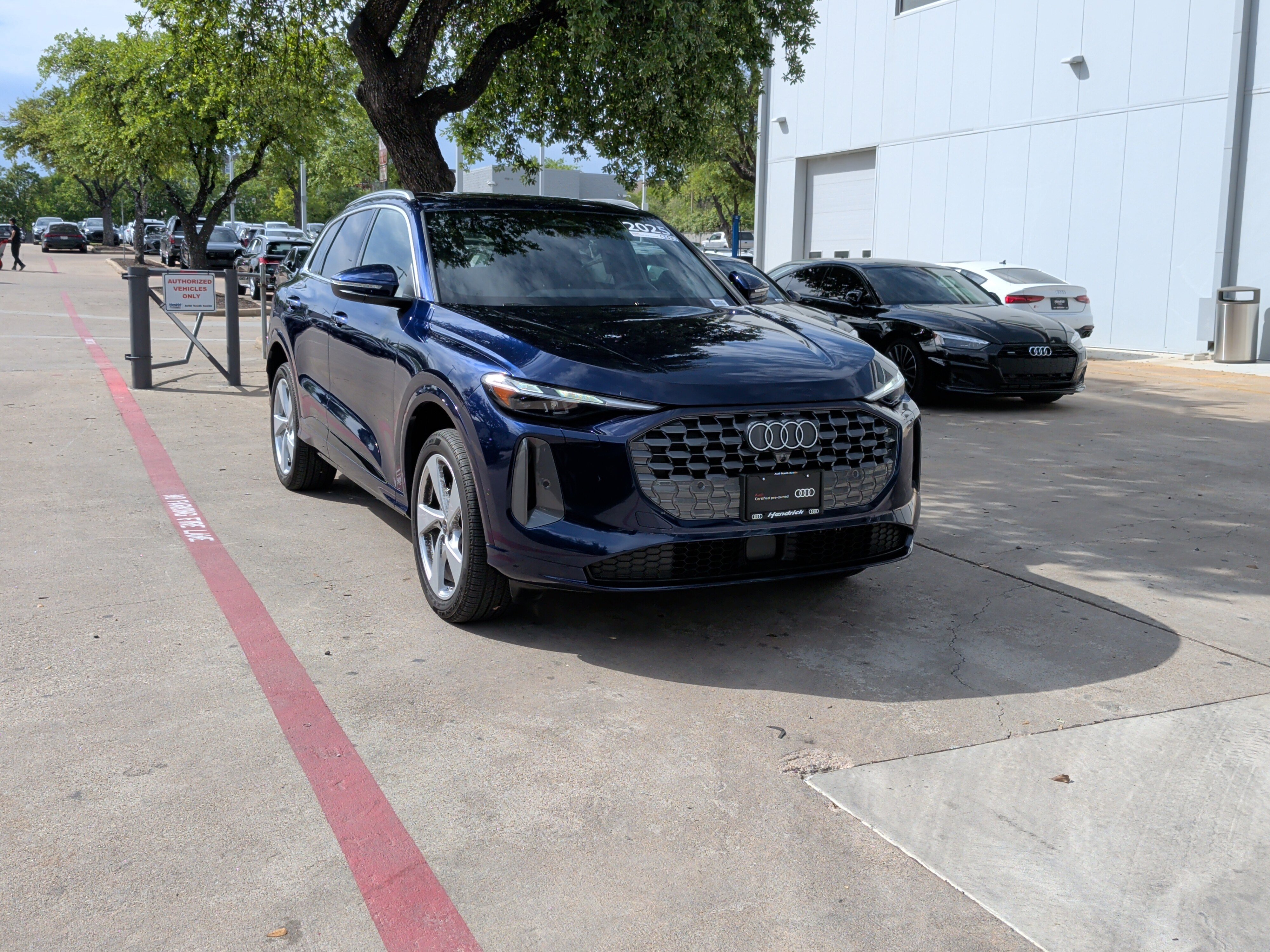 Used 2025 Audi Q5 Premium w/ Convenience Package image 2