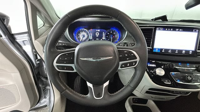 Used 2024 Chrysler Pacifica Touring-L FWD image 14