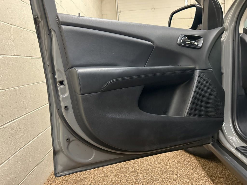 Used 2020 Dodge Journey SE w/ Blacktop Package FWD image 13