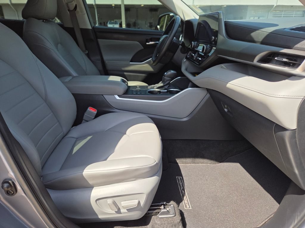 Used 2024 Toyota Highlander XLE FWD image 14