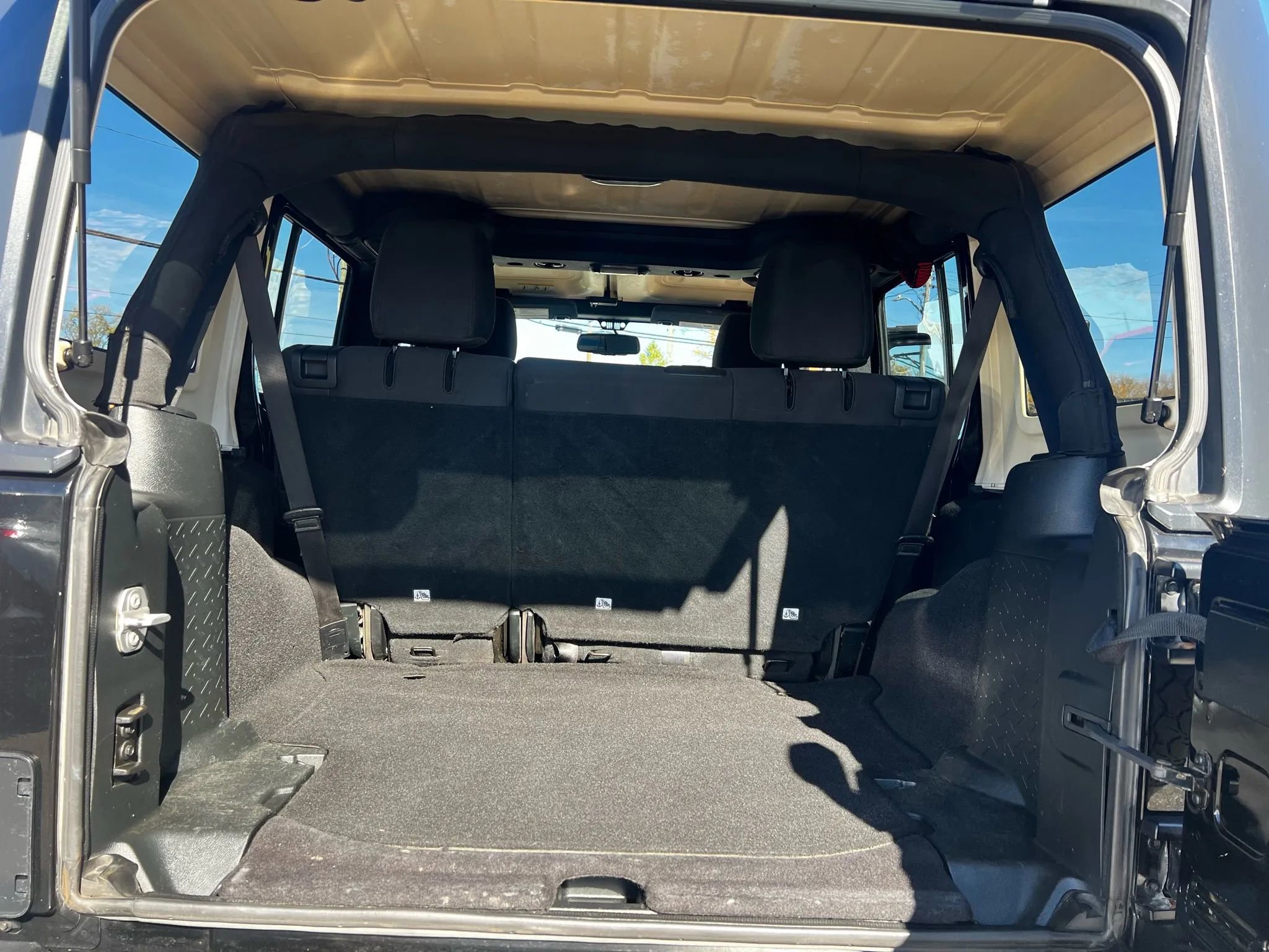 Used 2018 Jeep Wrangler Unlimited Sahara image 15
