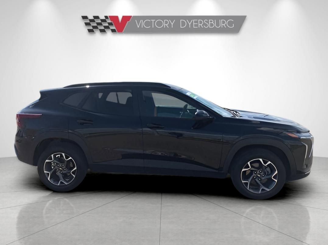 Used 2025 Chevrolet Trax LT FWD image 9