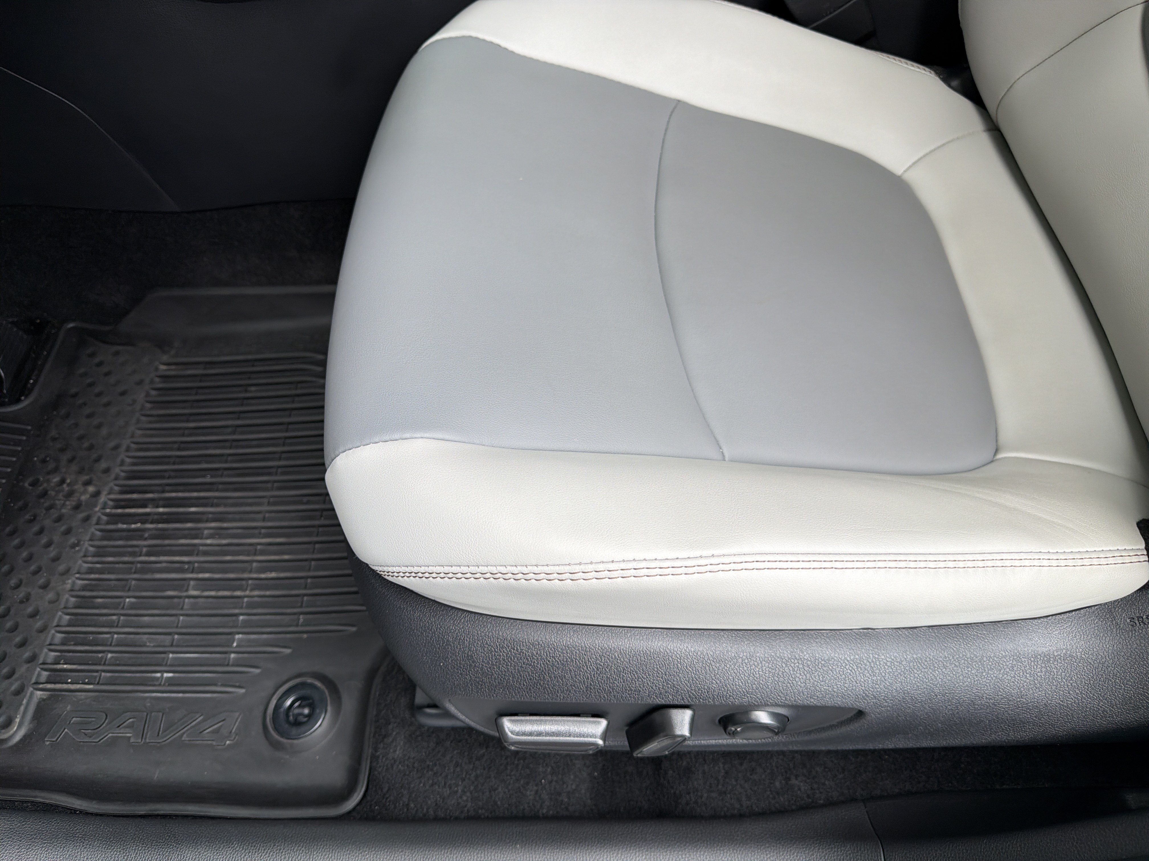 Used 2025 Toyota RAV4 XLE Premium w/ Weather Package FWD image 17