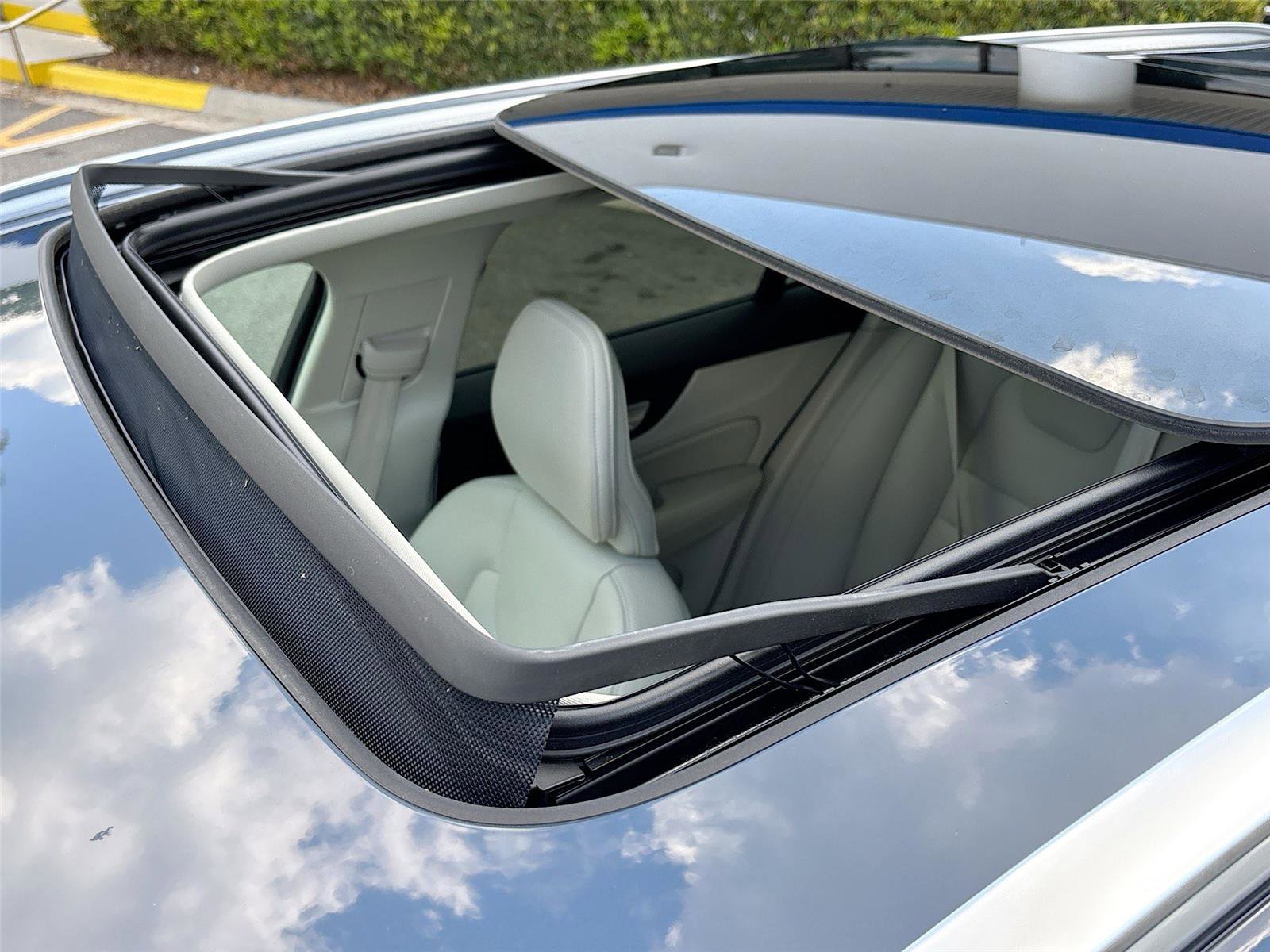 Used 2025 Volvo V60 B5 Cross Country Plus image 16