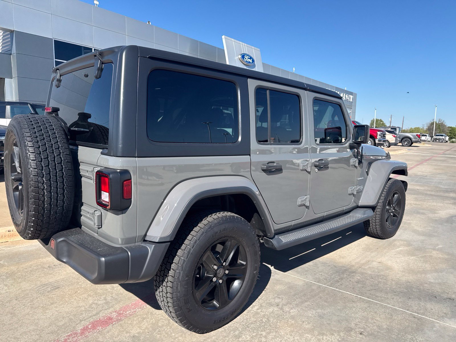 Used 2018 Jeep Wrangler Unlimited Sahara AWD/4WD image 3
