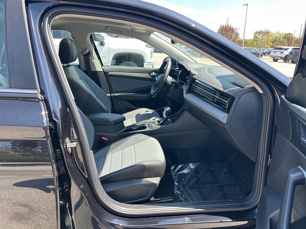 Used 2025 Volkswagen Jetta SE w/ Sunroof Package FWD image 44