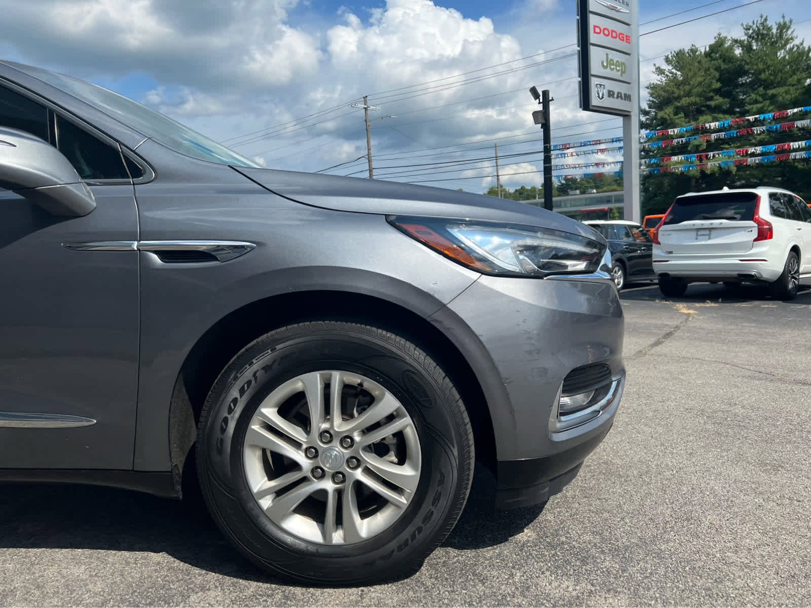 Used 2021 Buick Enclave Essence w/ Sound and Sites Package image 4