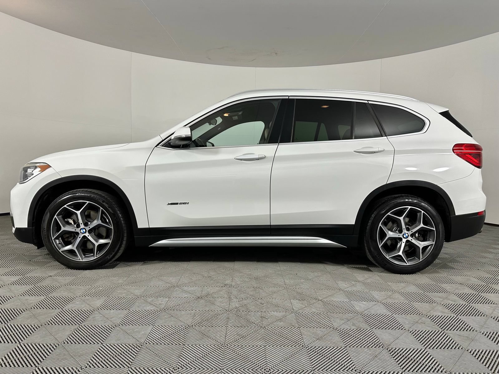 Used 2018 BMW X1 xDrive28i AWD/4WD image 18