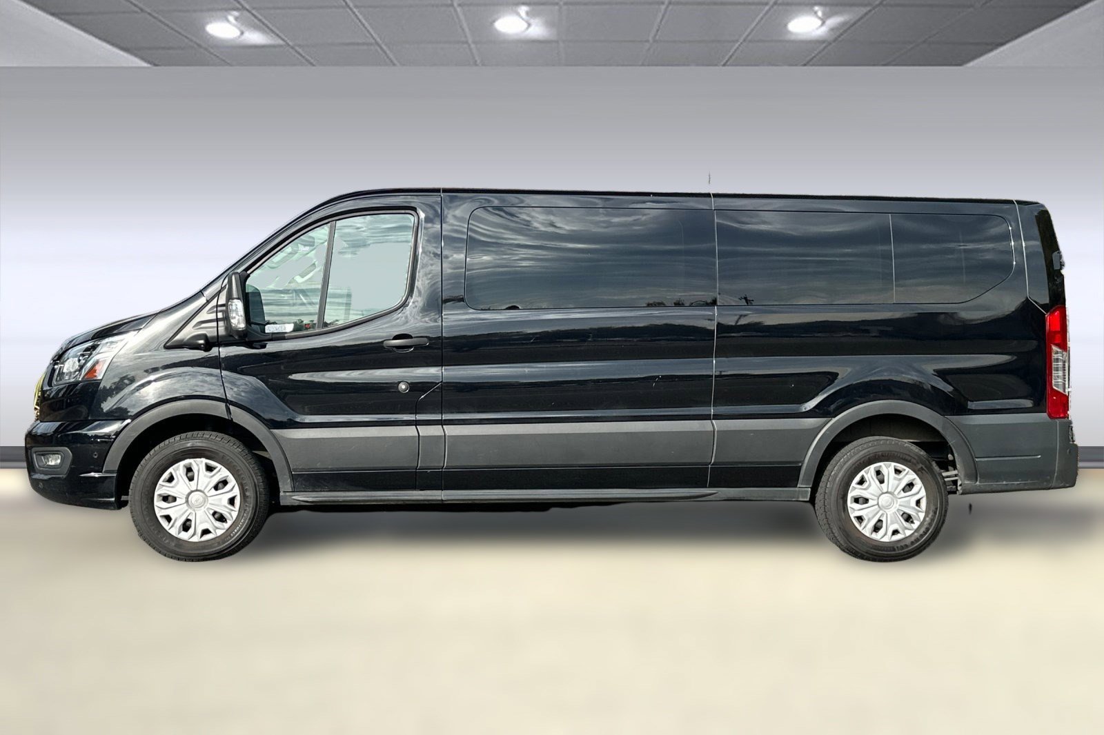 Used 2023 Ford Transit 350 XLT image 2