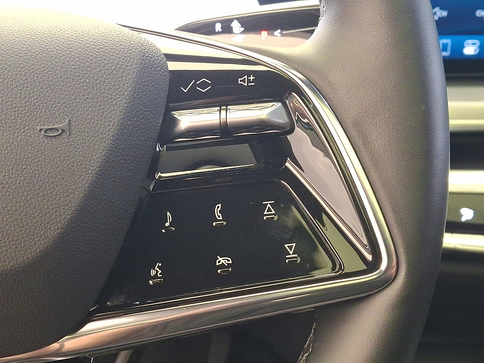 Used 2025 Cadillac Lyriq Luxury AWD/4WD image 23