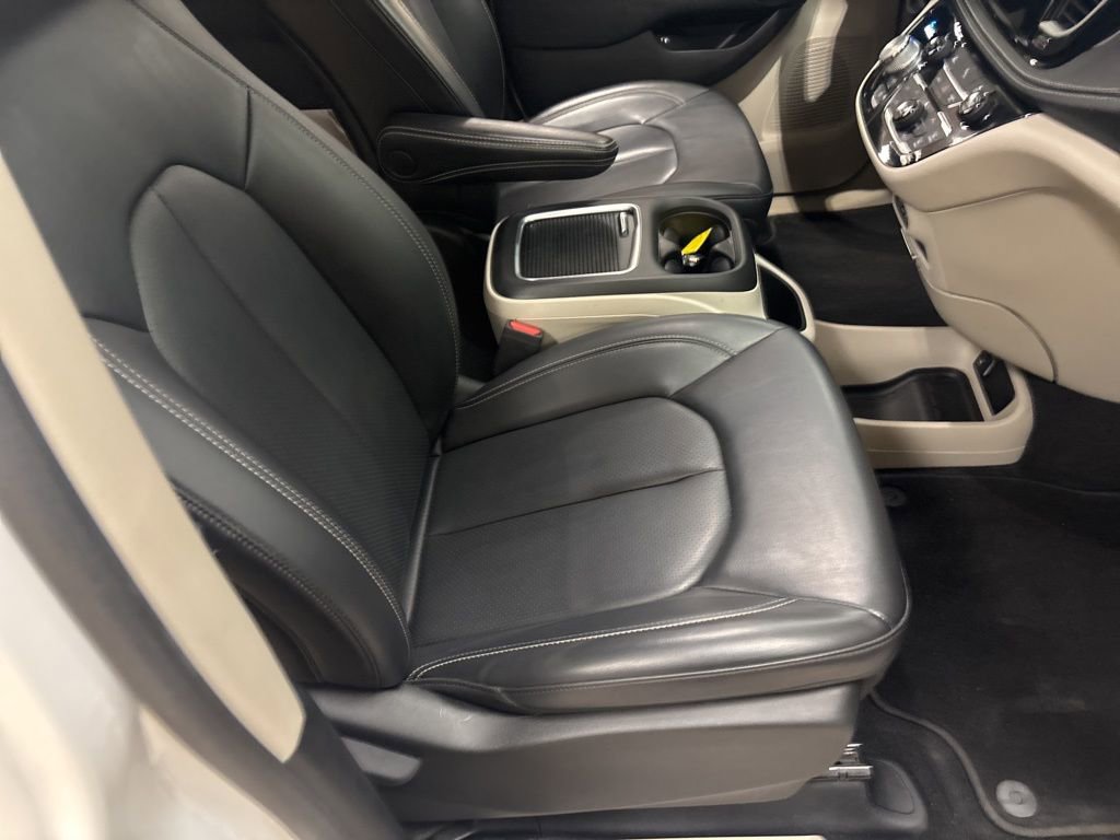 Used 2023 Chrysler Pacifica Touring-L image 34